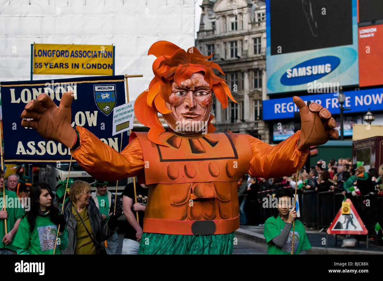 Un gran títere en el Desfile del Día de San Patricio en Londres. Foto de stock