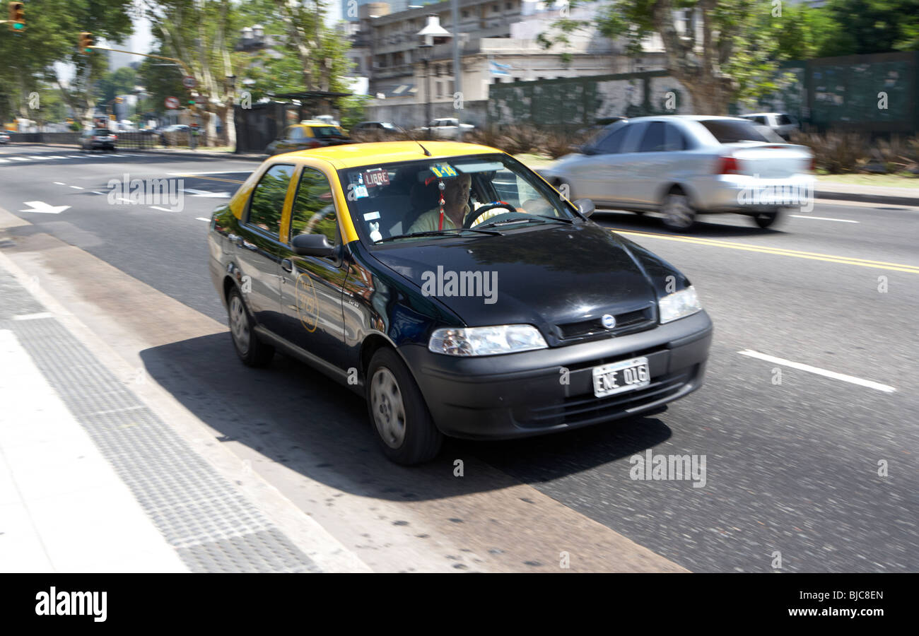 Aceleración de color amarillo y negro de radio taxi en capital federal  Buenos Aires República Argentina América del Sur Fotografía de stock - Alamy