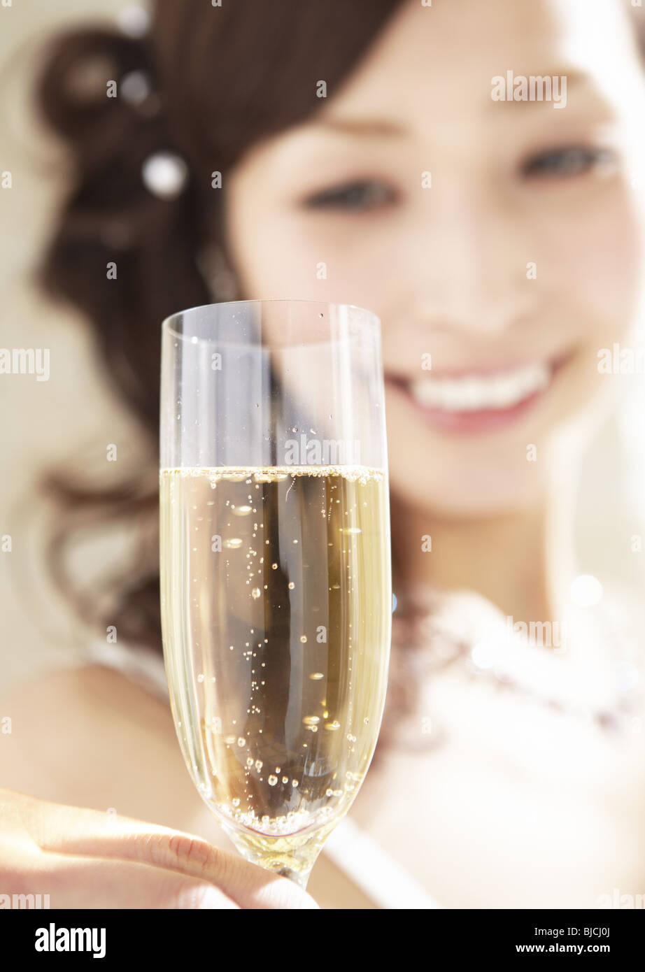 Mujer sosteniendo un champagne Foto de stock