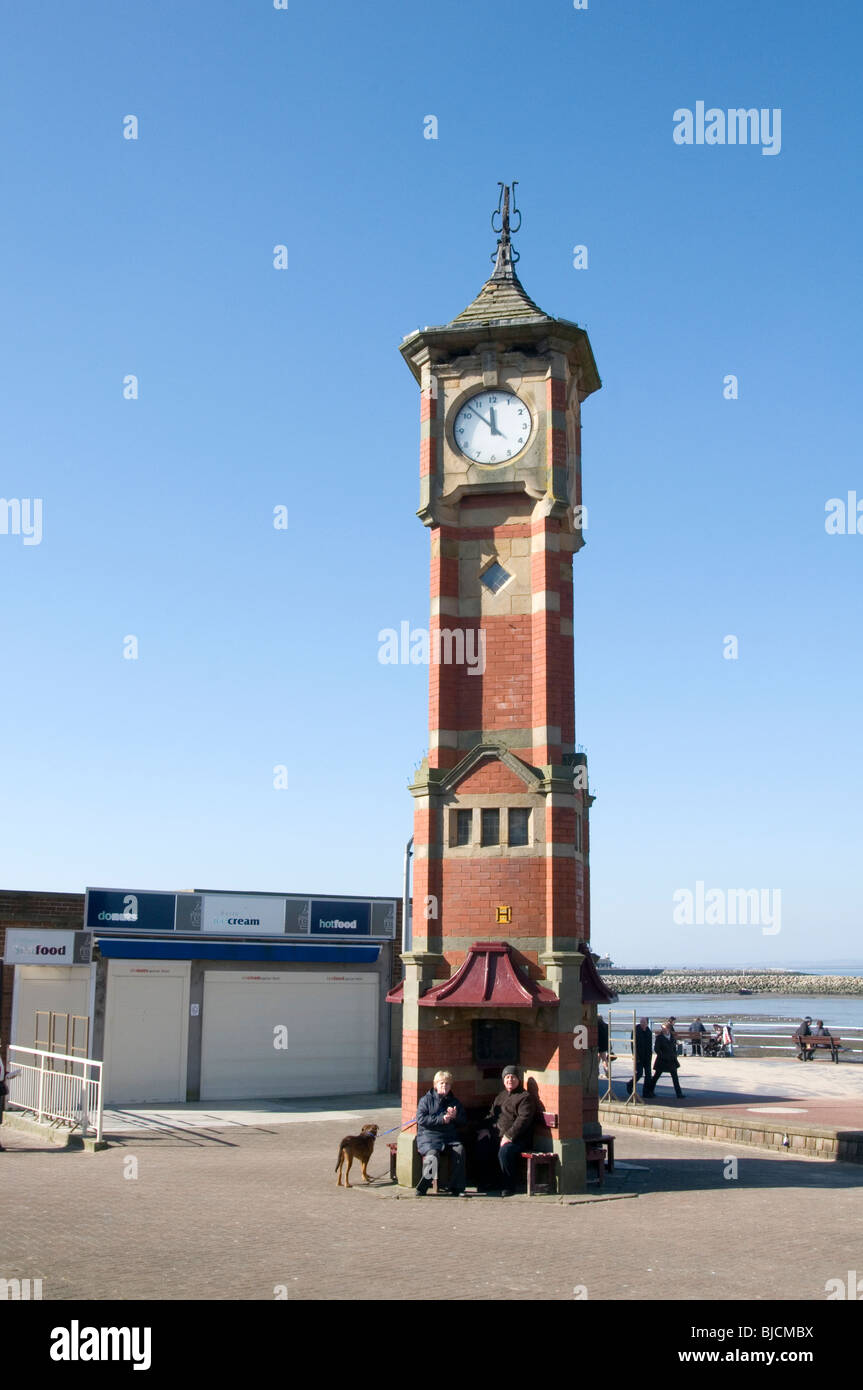 Morecombe paseo marítimo torre del reloj clocktower seaside dayout día costa Lancashire uk Foto de stock