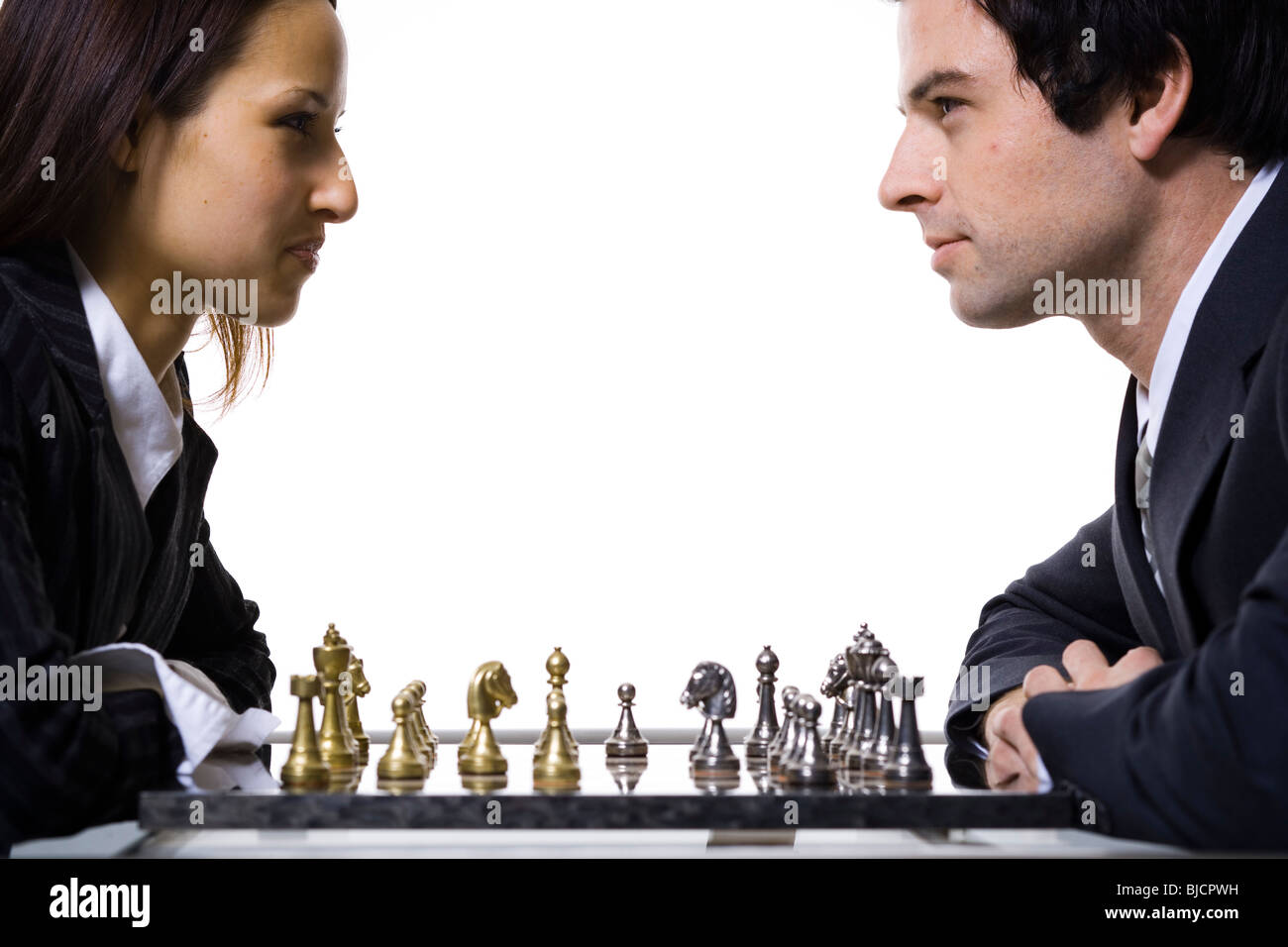 Un hombre y una mujer jugando al ajedrez Foto de stock