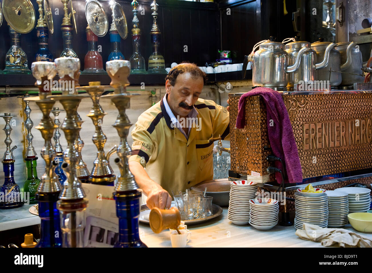 Hacer café, casa de té turco, hookah o tuberías de agua sobre el mostrador, Estambul, Turquía, Foto de stock