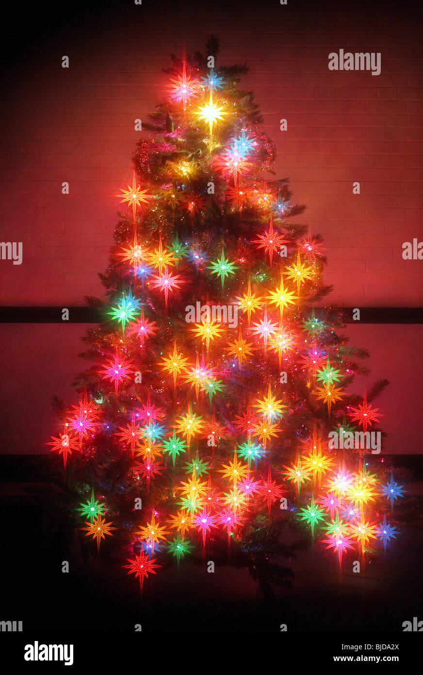 Árbol de navidad con efecto de iluminación multicolor Glowing Stars Foto de stock