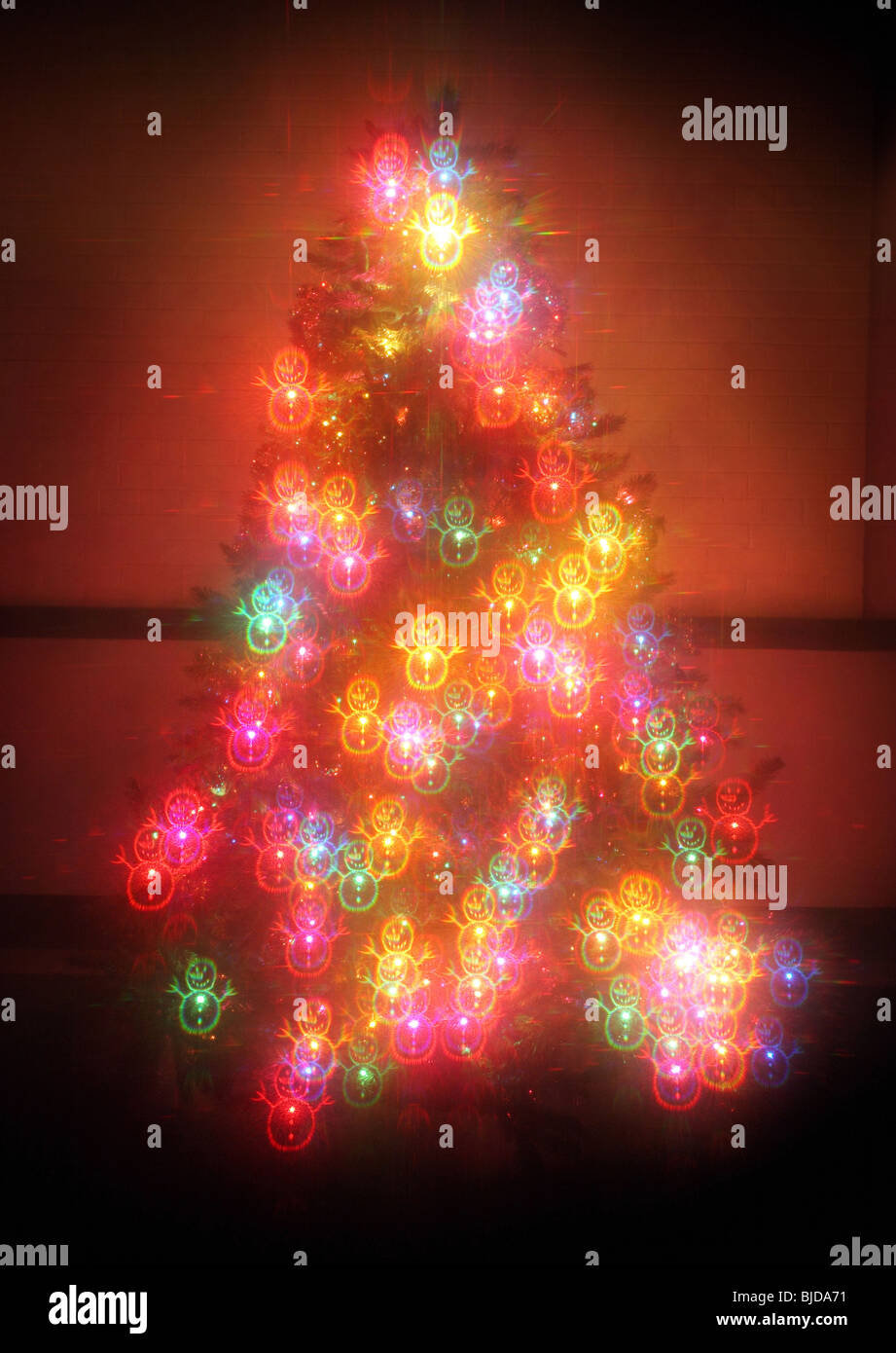 Árbol de navidad con muñeco de nieve brillante, efecto de iluminación Foto de stock