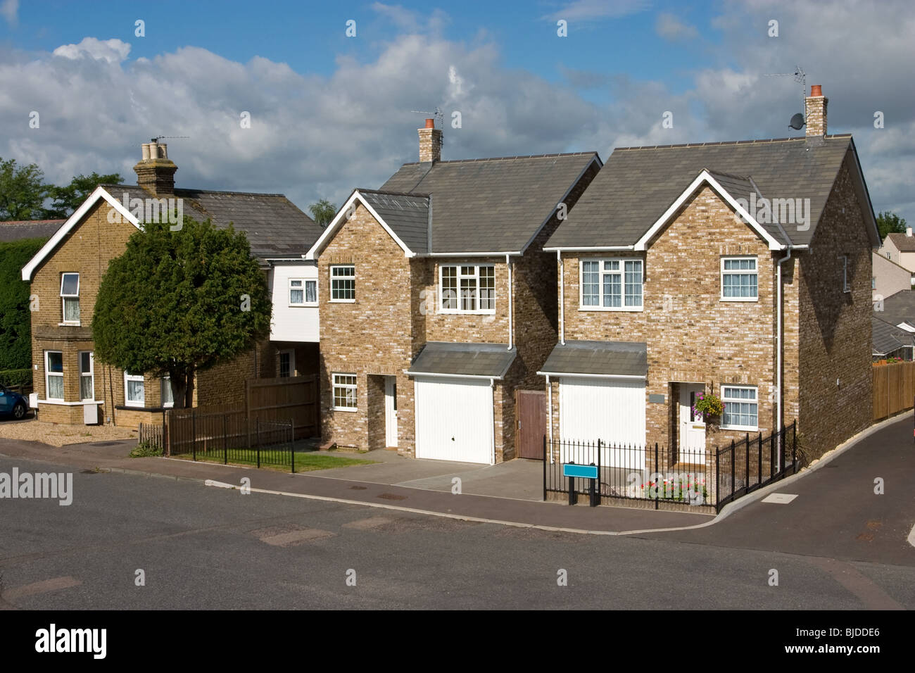 Una fila de casas moderna inglesa, REINO UNIDO Fotografía de stock - Alamy