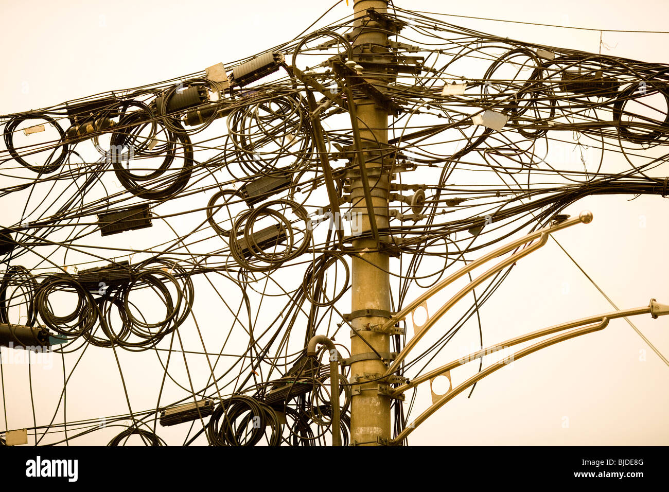 Una maraña de cables y alambres en Shanghai, China, Asia Foto de stock