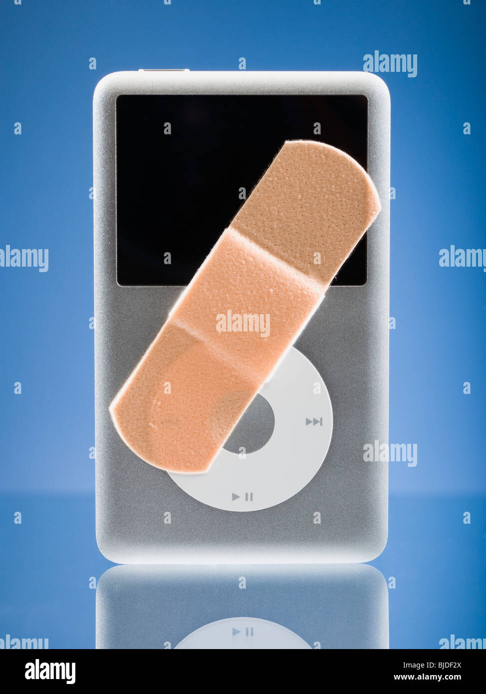 Band-aid en un ipod. Foto de stock