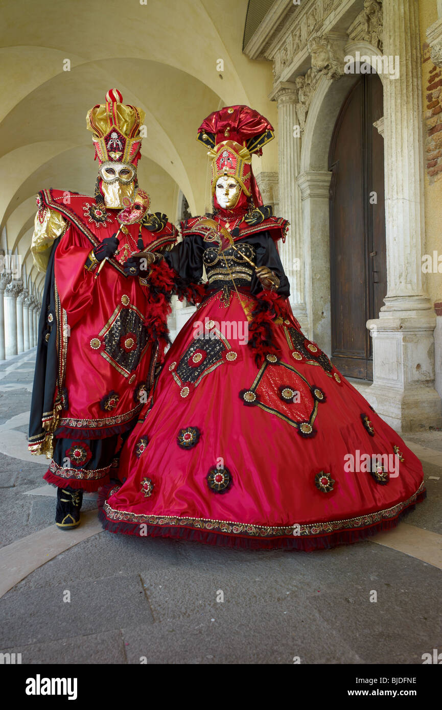 Bellas máscaras femeninas en creativos disfraces en Carnaval en Venecia,  Italia Fotografía de stock - Alamy