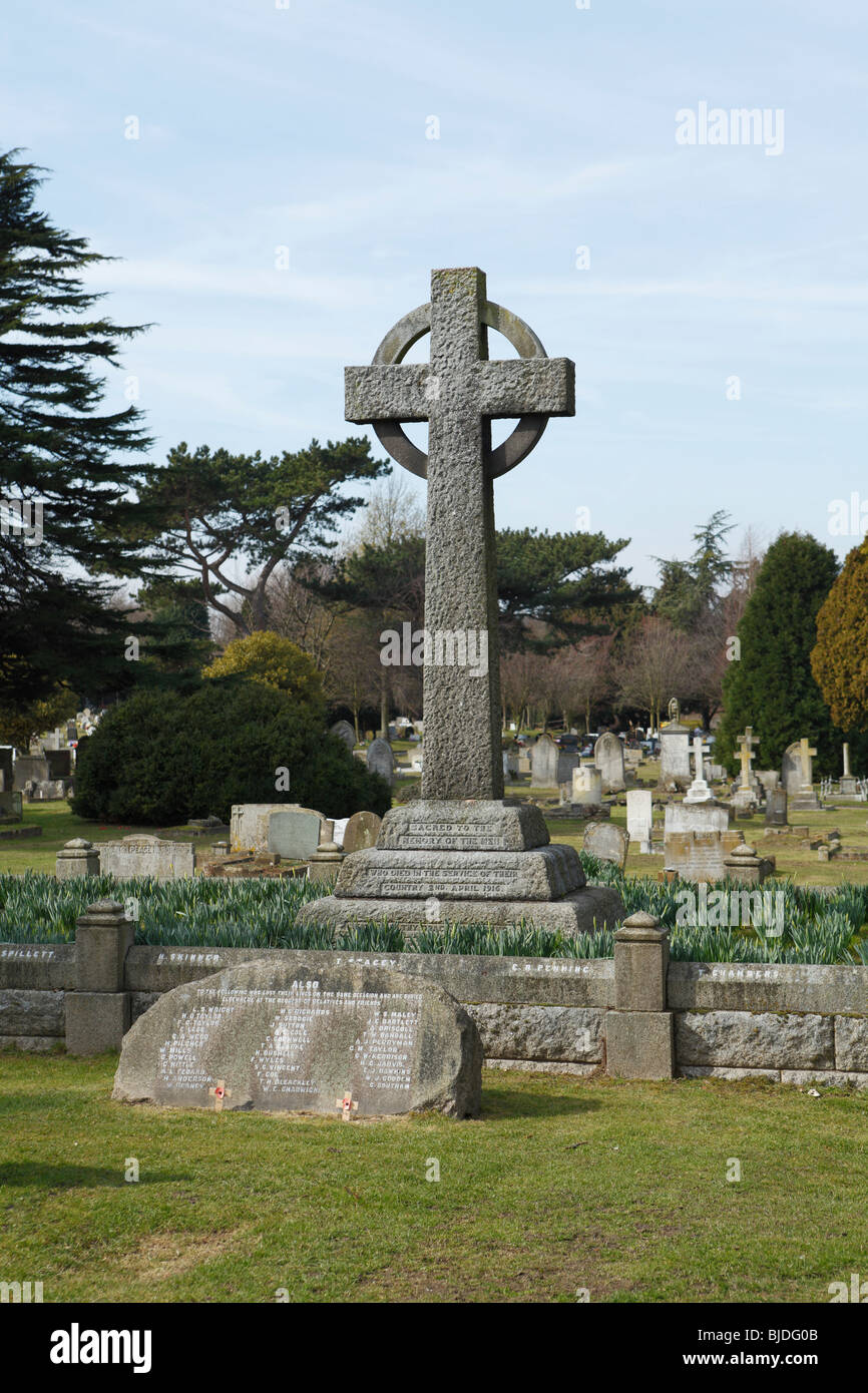 La lápida en Faversham cementerio para más de 100 personas murieron en una enorme explosión de pólvora desde el 2 de abril de 1916 cerca de Uplees. Foto de stock