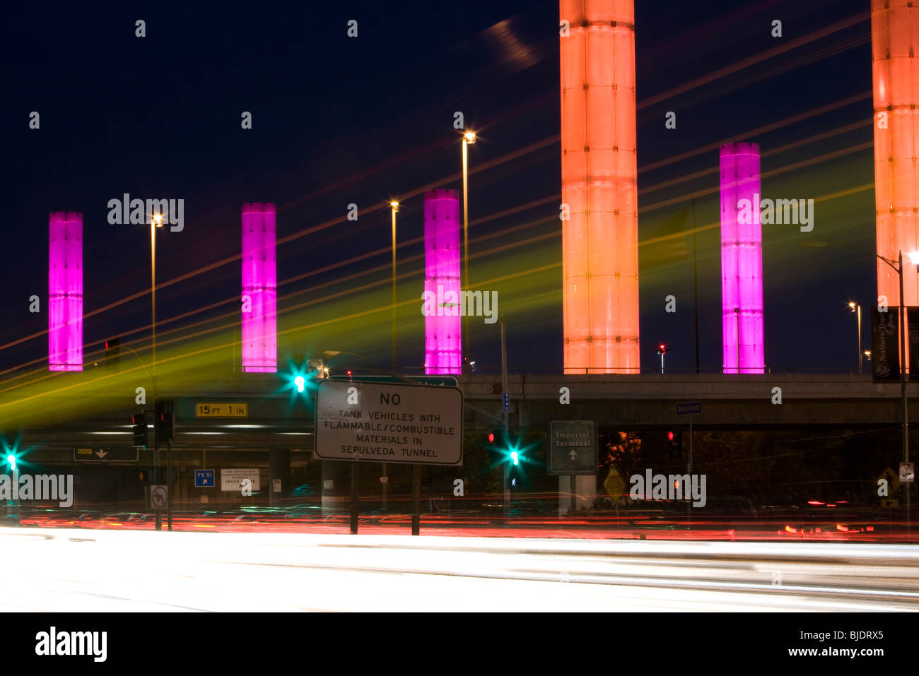El arte público, torres de luz, en la entrada al aeropuerto internacional de Los Angeles, Foto de stock
