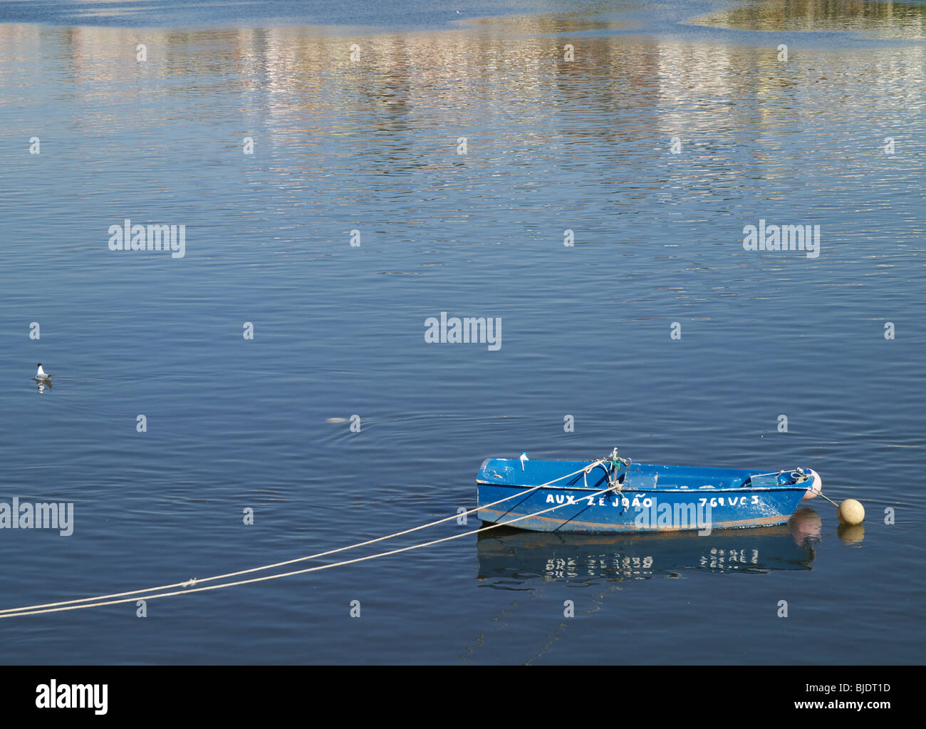 Barco, río, naturaleza, azul, mar calma, tranquilo, soleado Foto de stock