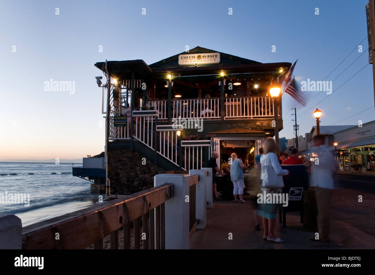 El Cheeseburger in Paradise restaurante en Front Street Lahaina Maui Hawaii al atardecer Foto de stock