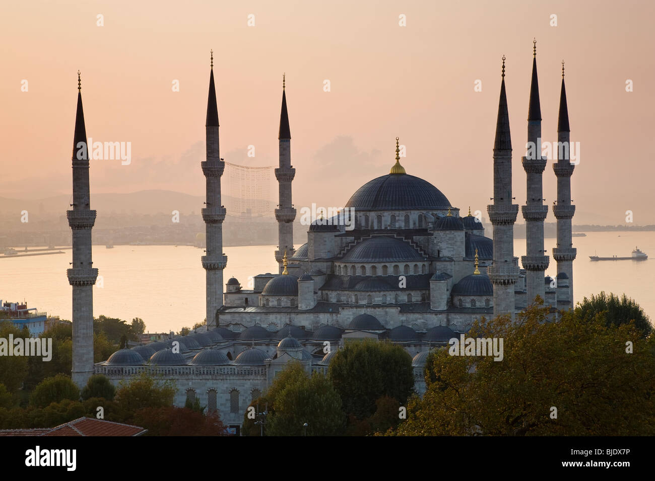 La Mezquita Azul, la Mezquita Sultán Ahmet 1609-1616, distrito de Sultanahmet, en Estambul, Turquía Foto de stock