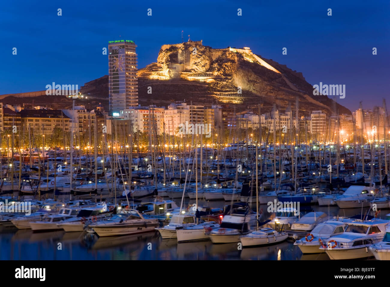 Alicante, capital de la provincia de Alicante, Costa Blanca, España vistas de puerto hasta el castillo de Santa Bárbara Foto de stock