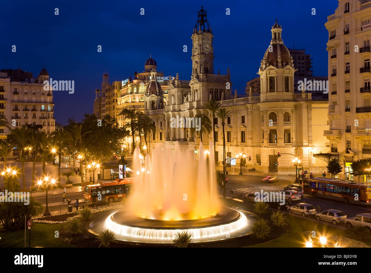 El Ayuntamiento y la Plaza del manantial Aguntamiento Costa del Azahar Valencia provincia de Valencia España Foto de stock