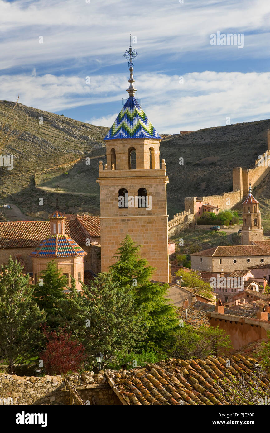 La torre de la Iglesia, pueblo de Albarracín, Aragón, en la provincia de Teruel, España Foto de stock