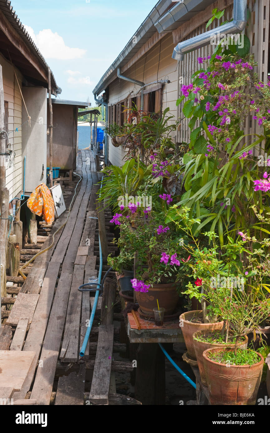 Imagen Viajes de Backstreet callejón de Saladan, la ciudad en Koh Lanta, una isla fuera de Phuket, en Tailandia. Foto de stock