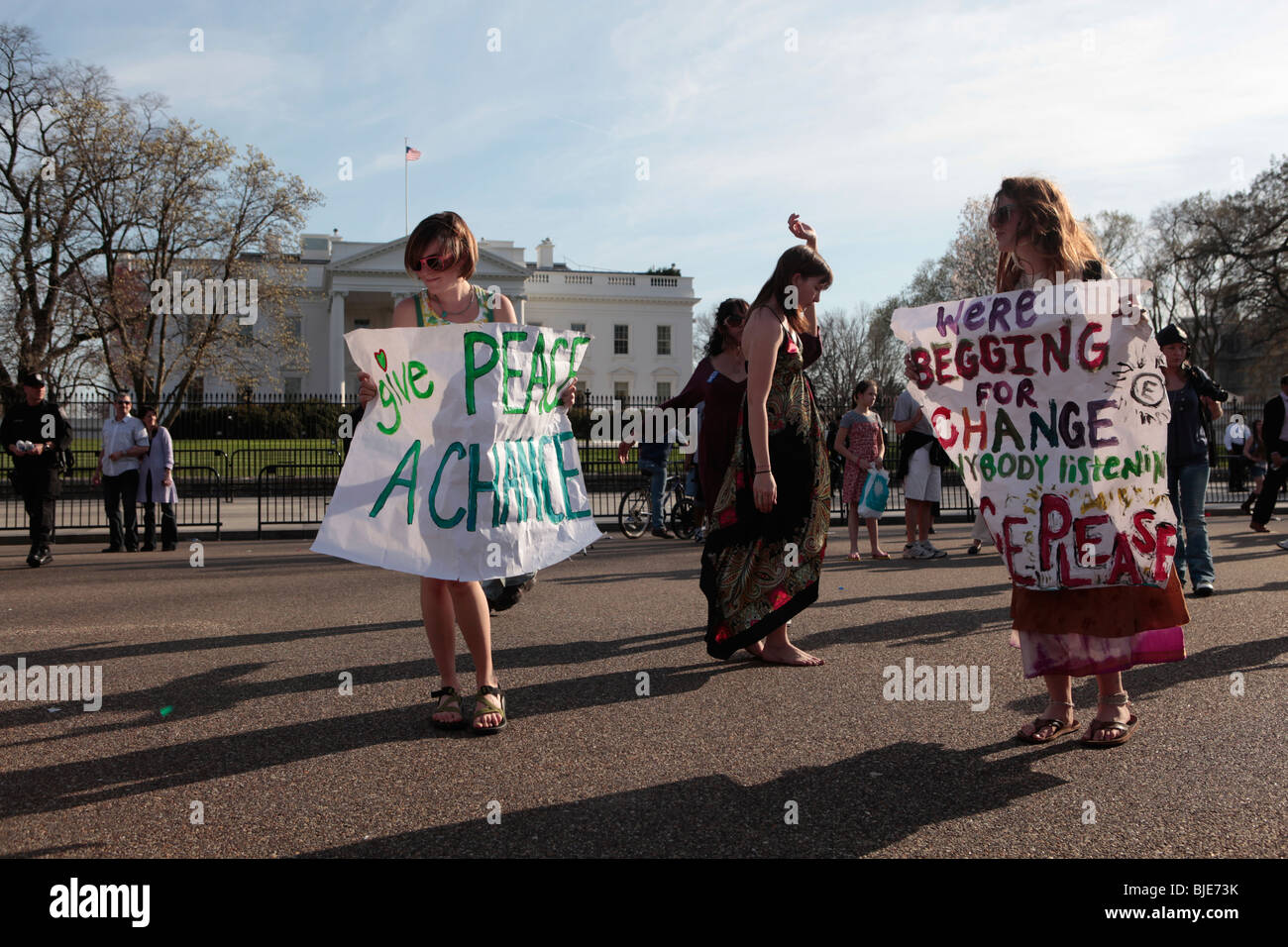 Mujeres bailando con anti guerra letreros enfrente de la Casa Blanca. Protesta contra la guerra. De marzo en Washington. Marzo 20, 2010 Foto de stock