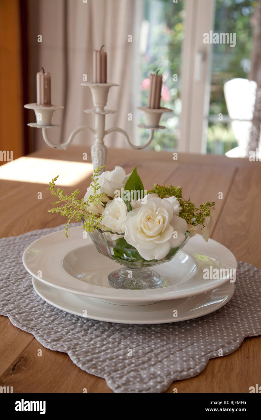 Decoración de la mesa con candleholder y rosas blancas, Ramsen, Suiza, close-up Foto de stock