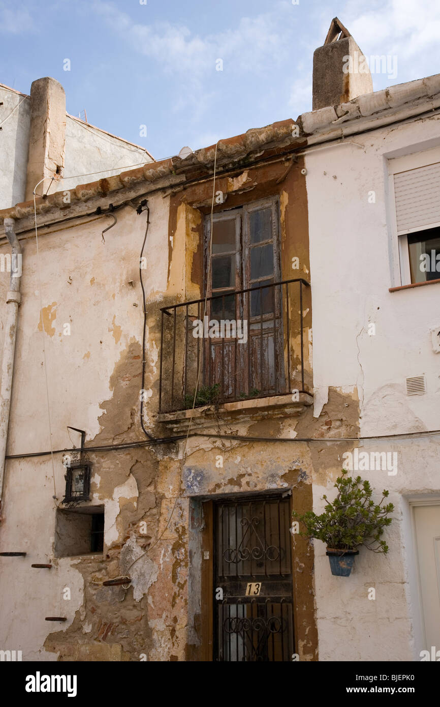 Tarragona ciudad vieja arquitectura, Plaça de Sant Joan - destartalado fachada y balcón - España Foto de stock