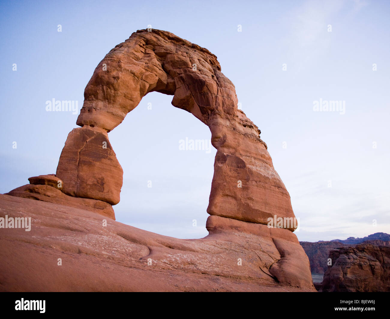 Arco de roca en el desierto Foto de stock
