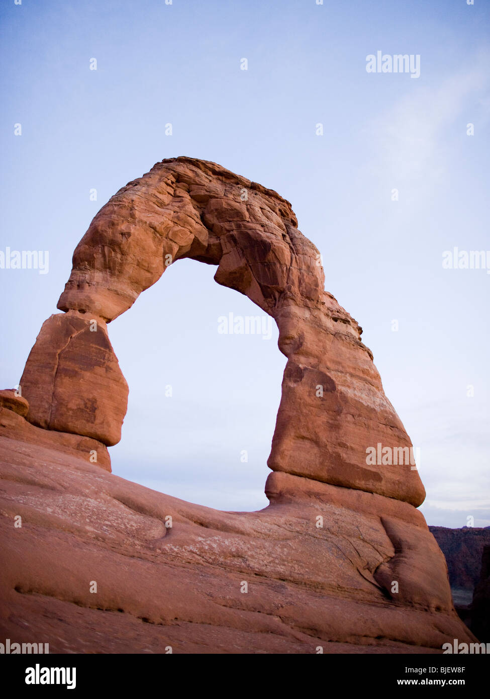 Arco de roca en el desierto Foto de stock