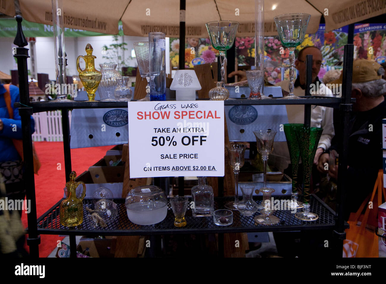 Mostrar signo especial 50% de descuento en la venta de vasos y jarrones Foto de stock