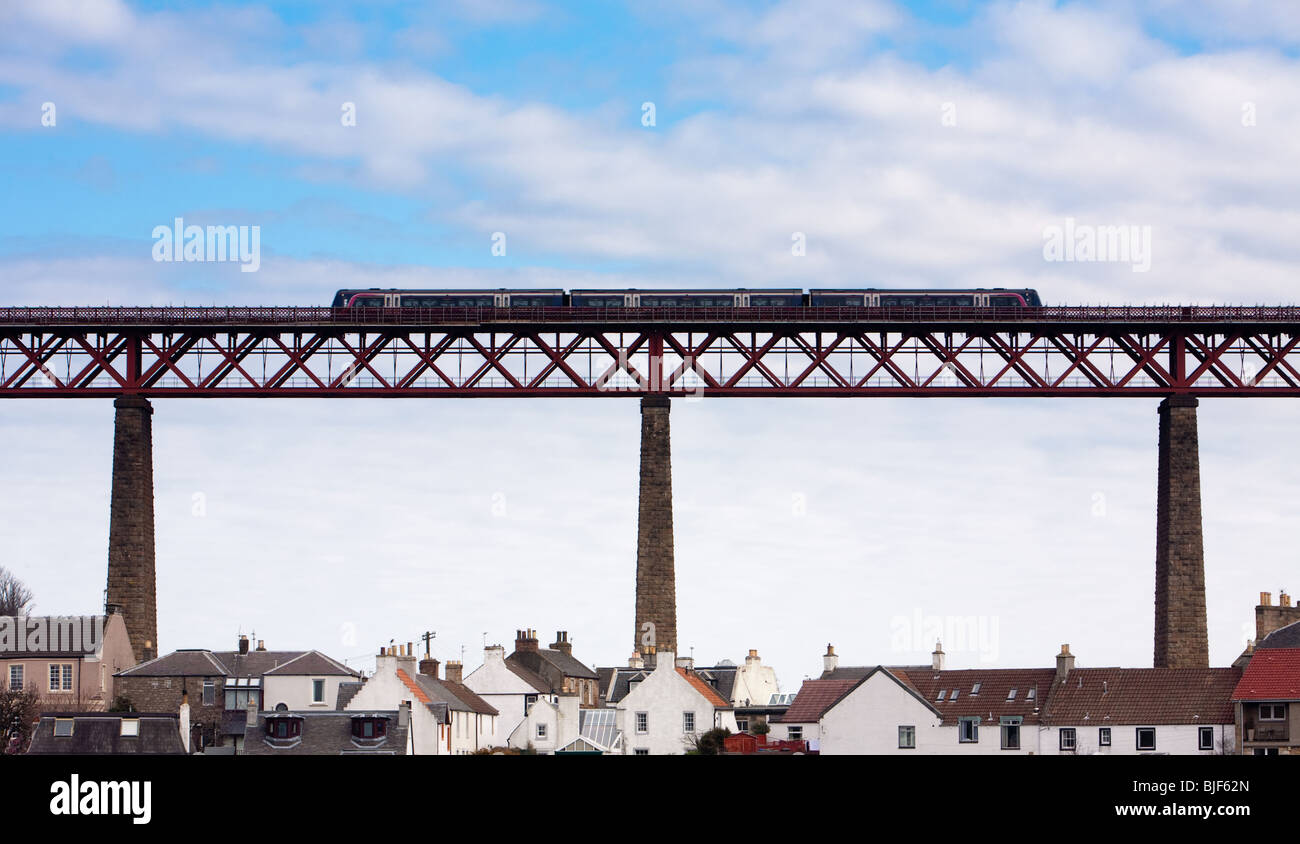 Tren que cruza el puente ferroviario de Forth, North Queensferry, Inverkeithing, Fife, Escocia Foto de stock