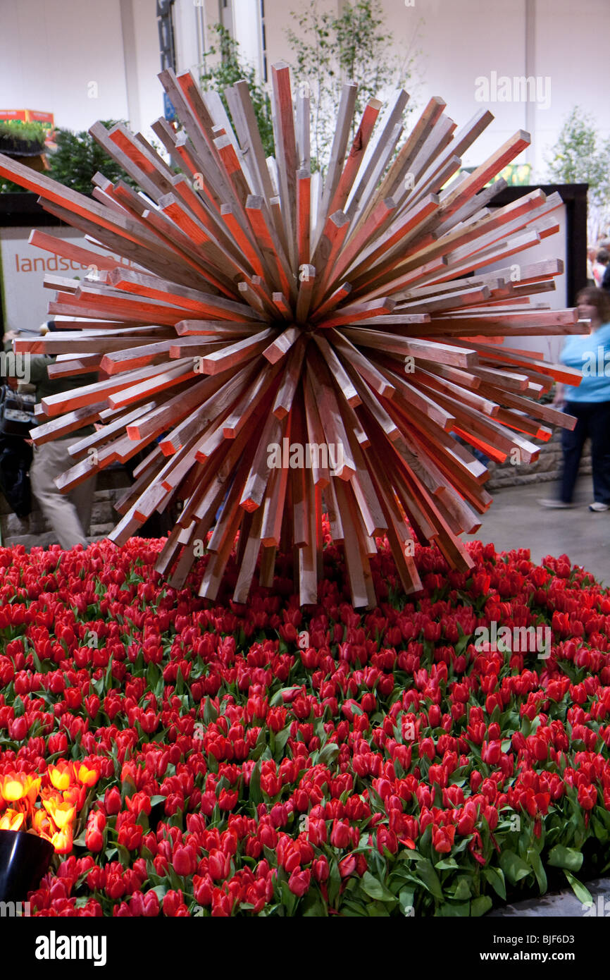 Pedazo de arte metálico plateado flores rojas flor Foto de stock