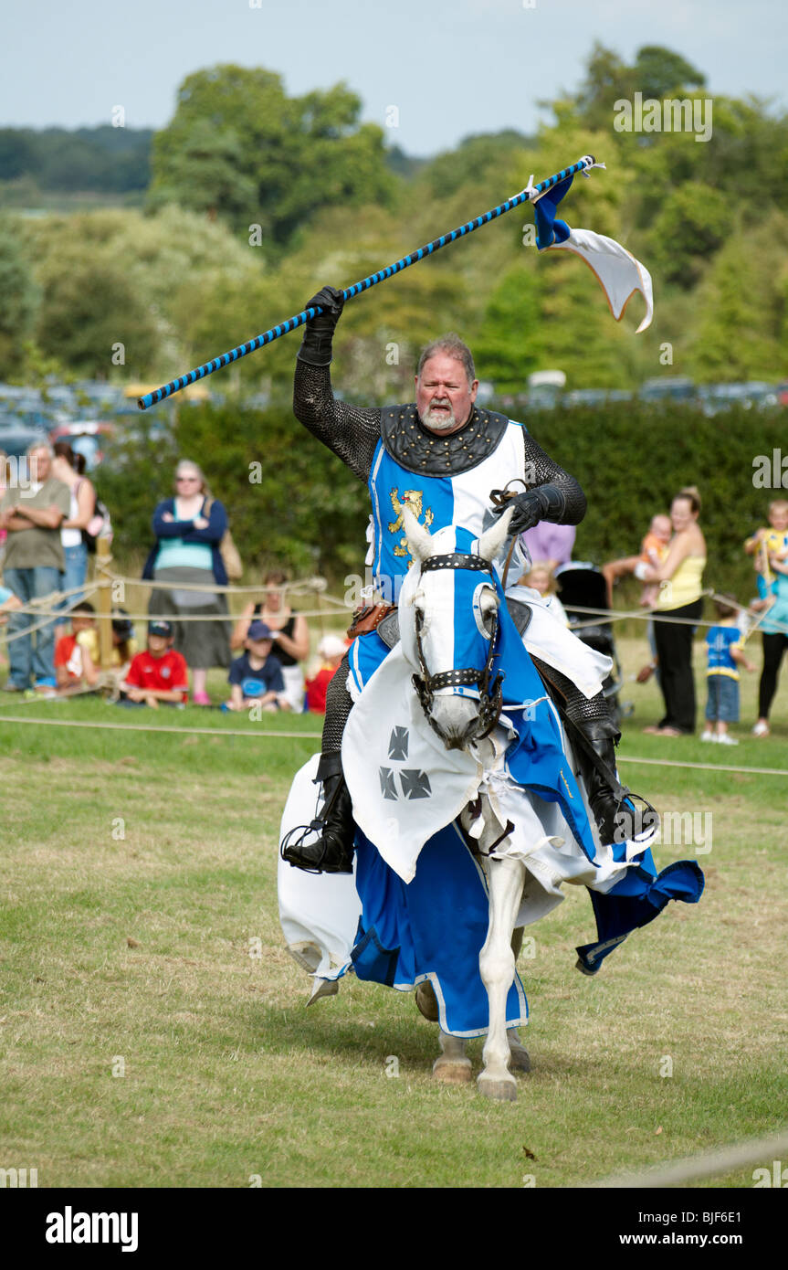 Un hombre en un disfraz de caballero medieval a caballo Fotografía de stock  - Alamy