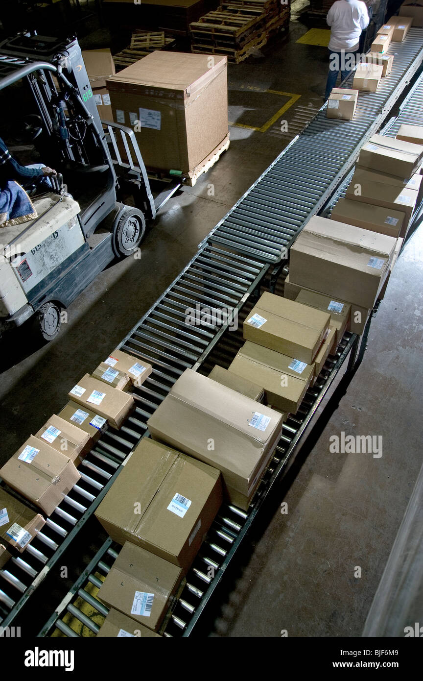 Cajas en cinta transportadora en almacén, Philadelphia, Pennsylvania, EE.UU. Foto de stock