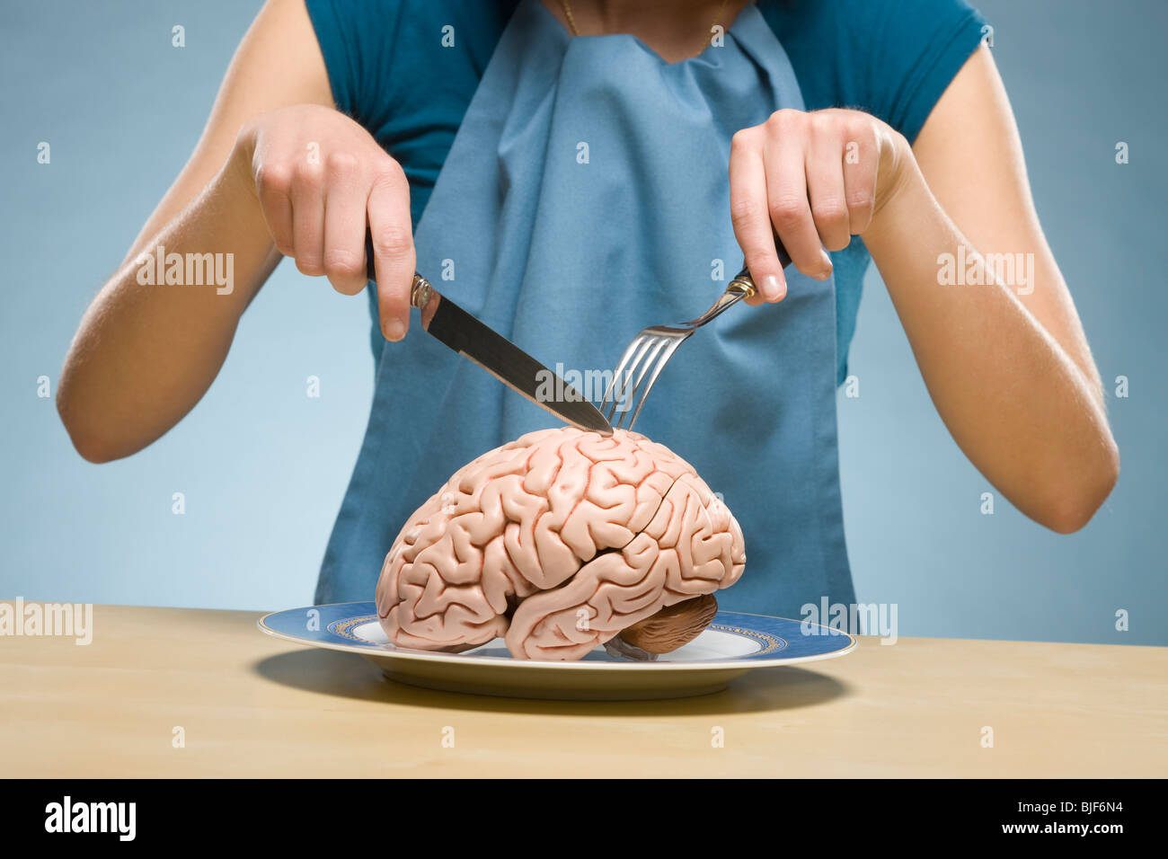 Mujer de comer alimentos 'cerebros' Foto de stock