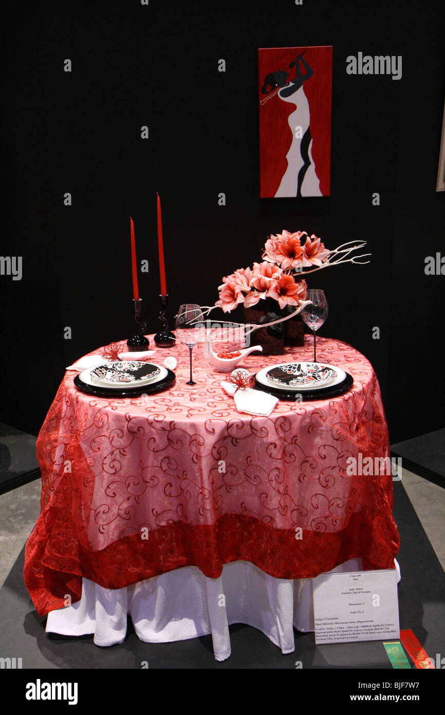 Elegancia, lujo platería vela servilleta rosa cena de cristal Decoración jarrón blanco rojo flor brillante juego de mesa Foto de stock