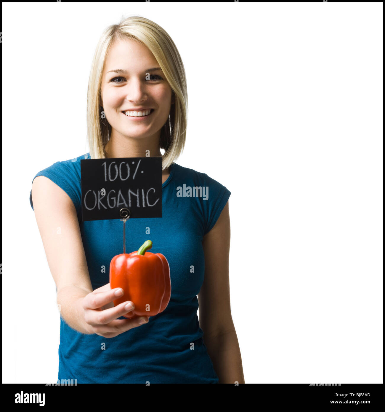 Mujer con un pimiento rojo orgánicos Foto de stock