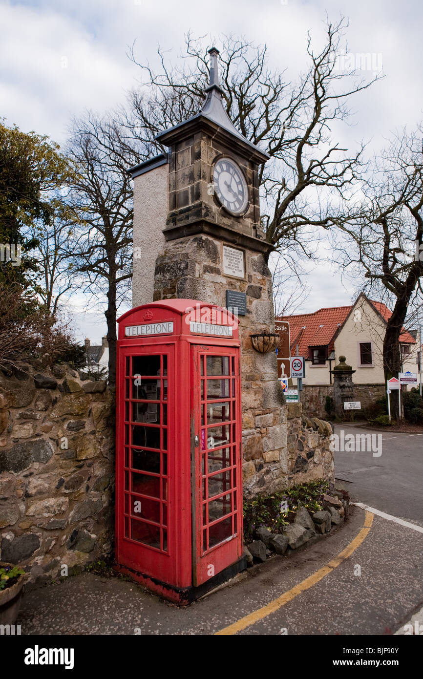 Cuadro teléfono y reloj, Aberdour, Fife, Escocia Foto de stock