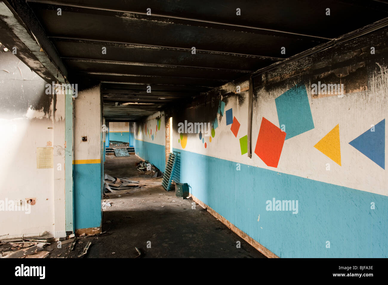 Los daños por humo y fuego al corredor de la escuela Foto de stock