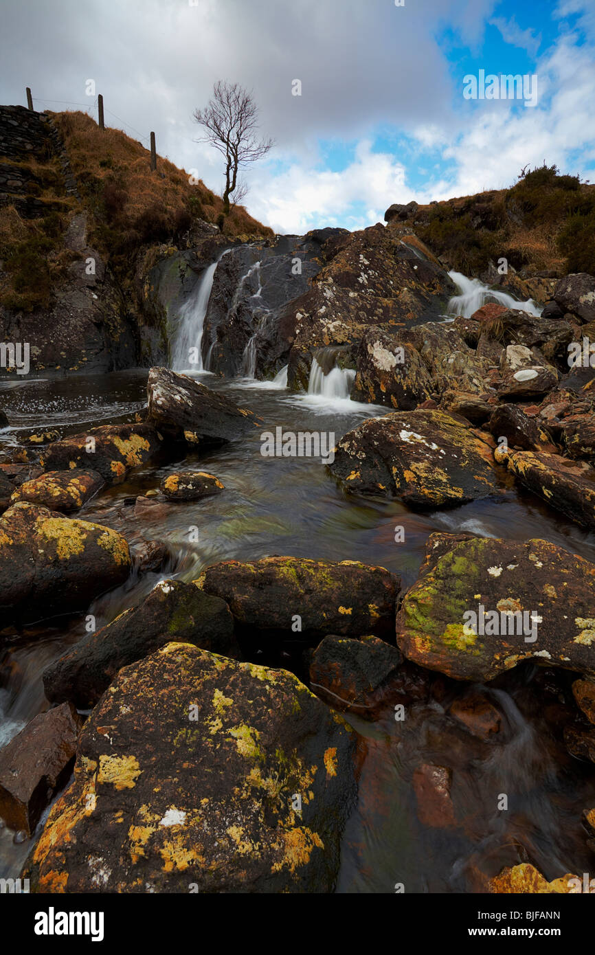Arroyo de Montaña en Co.Kerry, Irlanda del sur con rocas y una pequeña cascada. Foto de stock