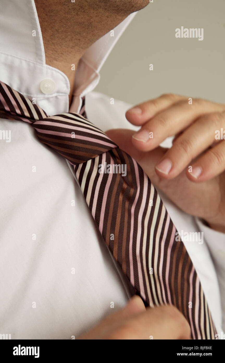 ladrar Residencia Ingenioso Un primerísimo plano de manos del hombre atar una corbata Fotografía de  stock - Alamy