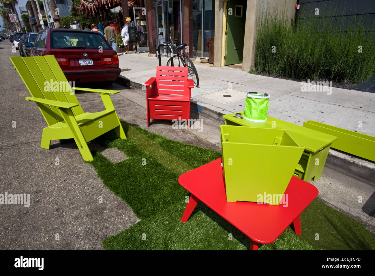 Muebles de exterior de plástico reciclado por Loll Designs, hecha con