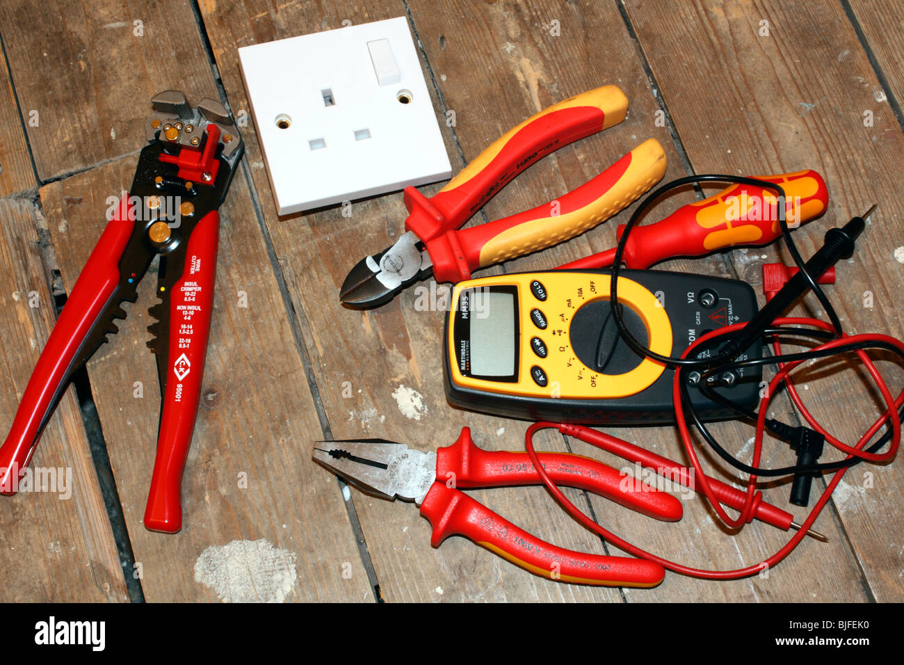 herramientas para electricistas o técnicos eléctricos, sobre un banco de  mesa blanco Fotografía de stock - Alamy