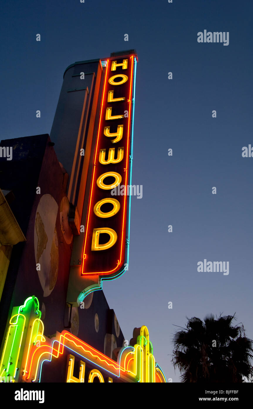 luces de la noche del cartel de hollywood