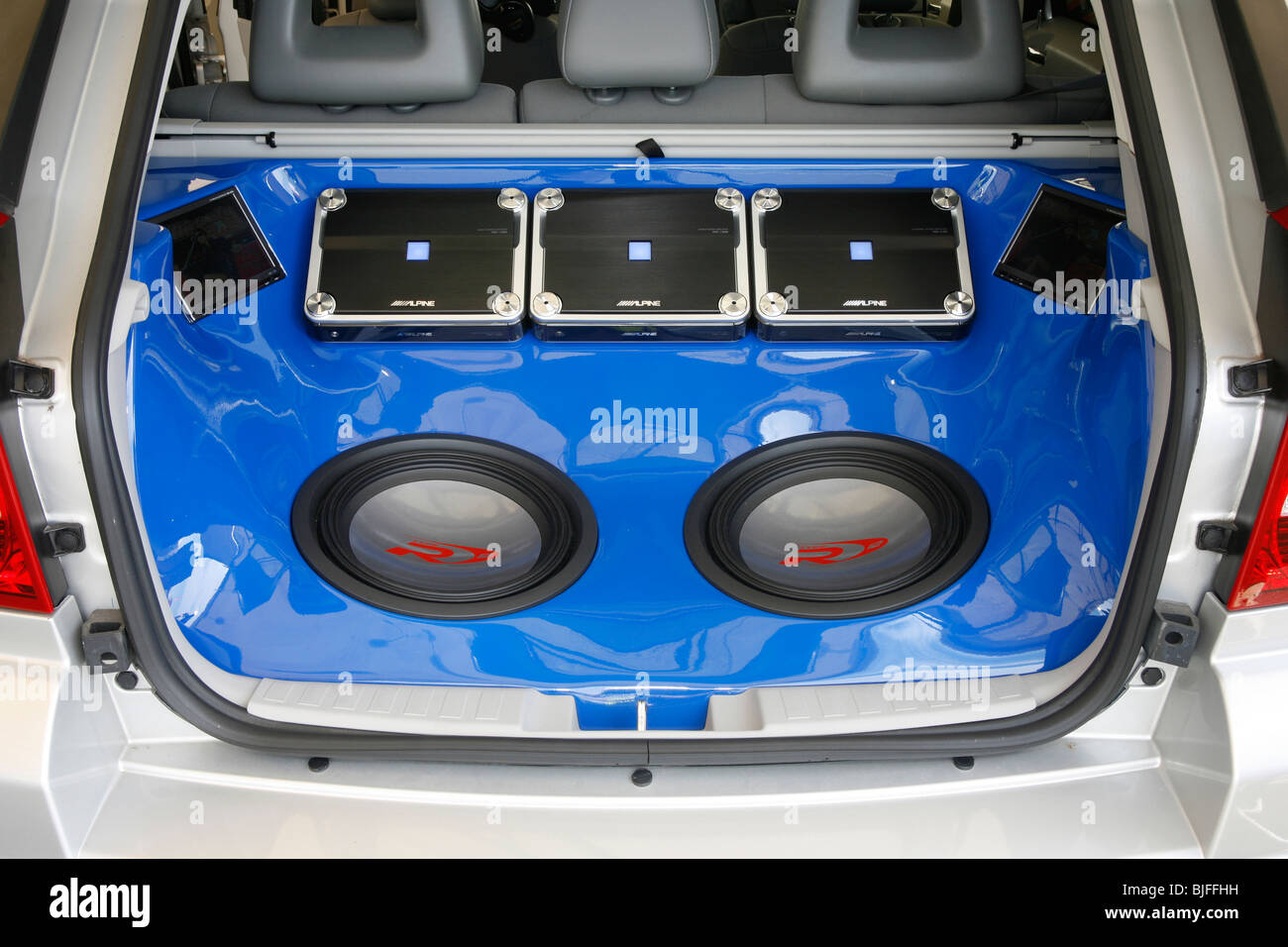 El sistema de audio del coche personalizado en el maletero de un coche Foto de stock