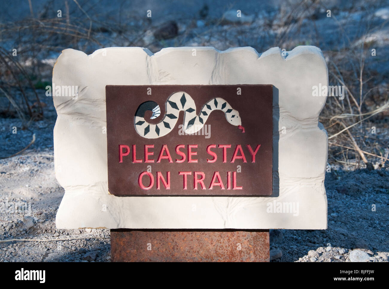Nuevo México, Gila Cliff viviendas Monumento Nacional, cascabel señal de advertencia Foto de stock