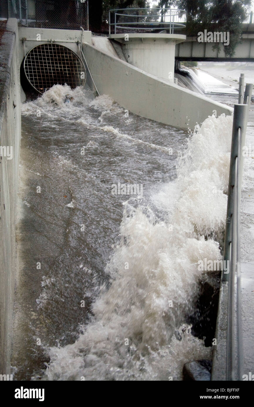El agua de lluvia se vacía de tormenta tubos en Ballona Creek, a nueve millas de vía fluvial que drena la cuenca de Los Angeles. Culver City Foto de stock
