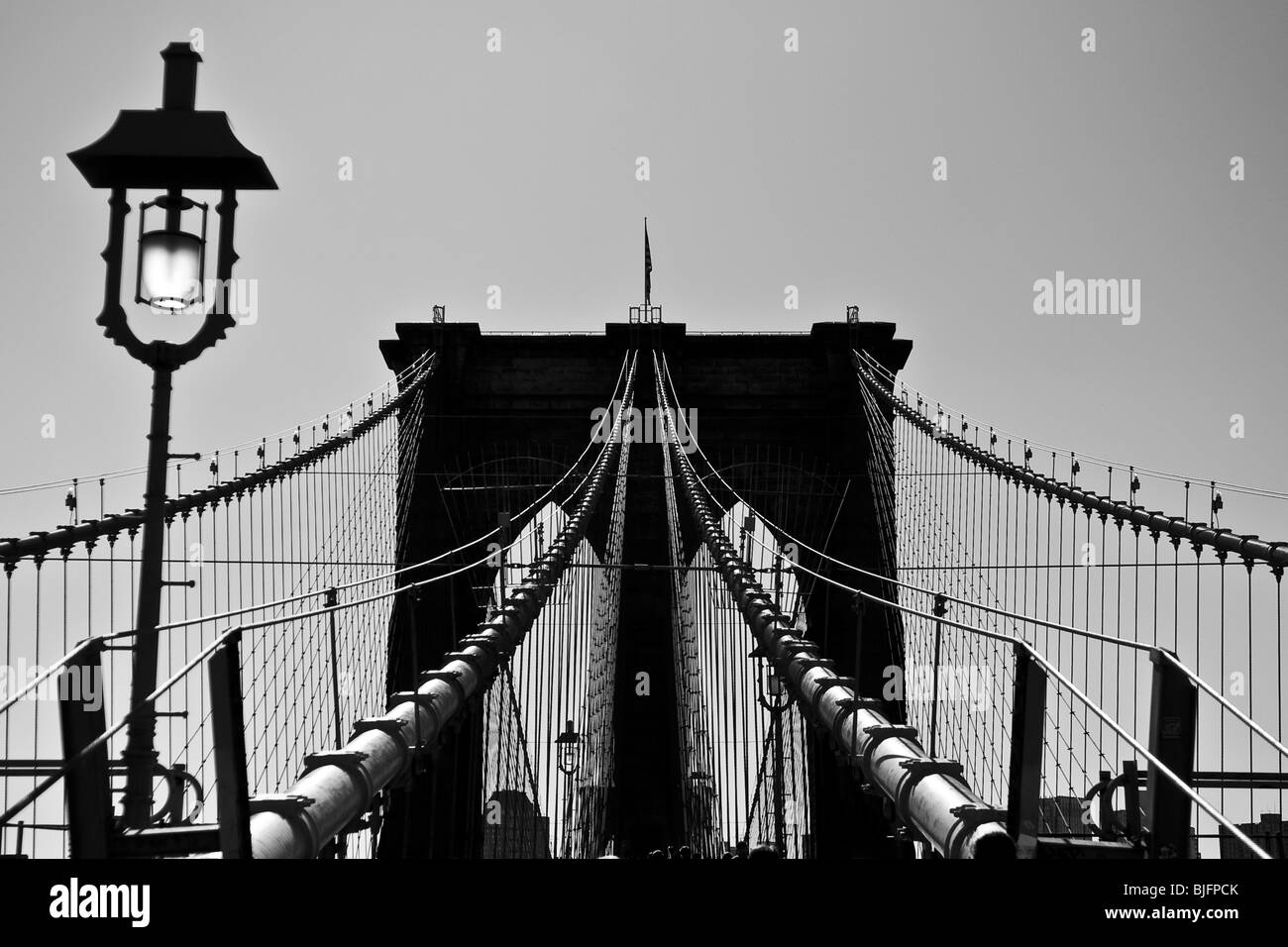Estudio de la silueta en blanco y negro del Puente de Brooklyn, Nueva York - Septiembre 2009 Foto de stock