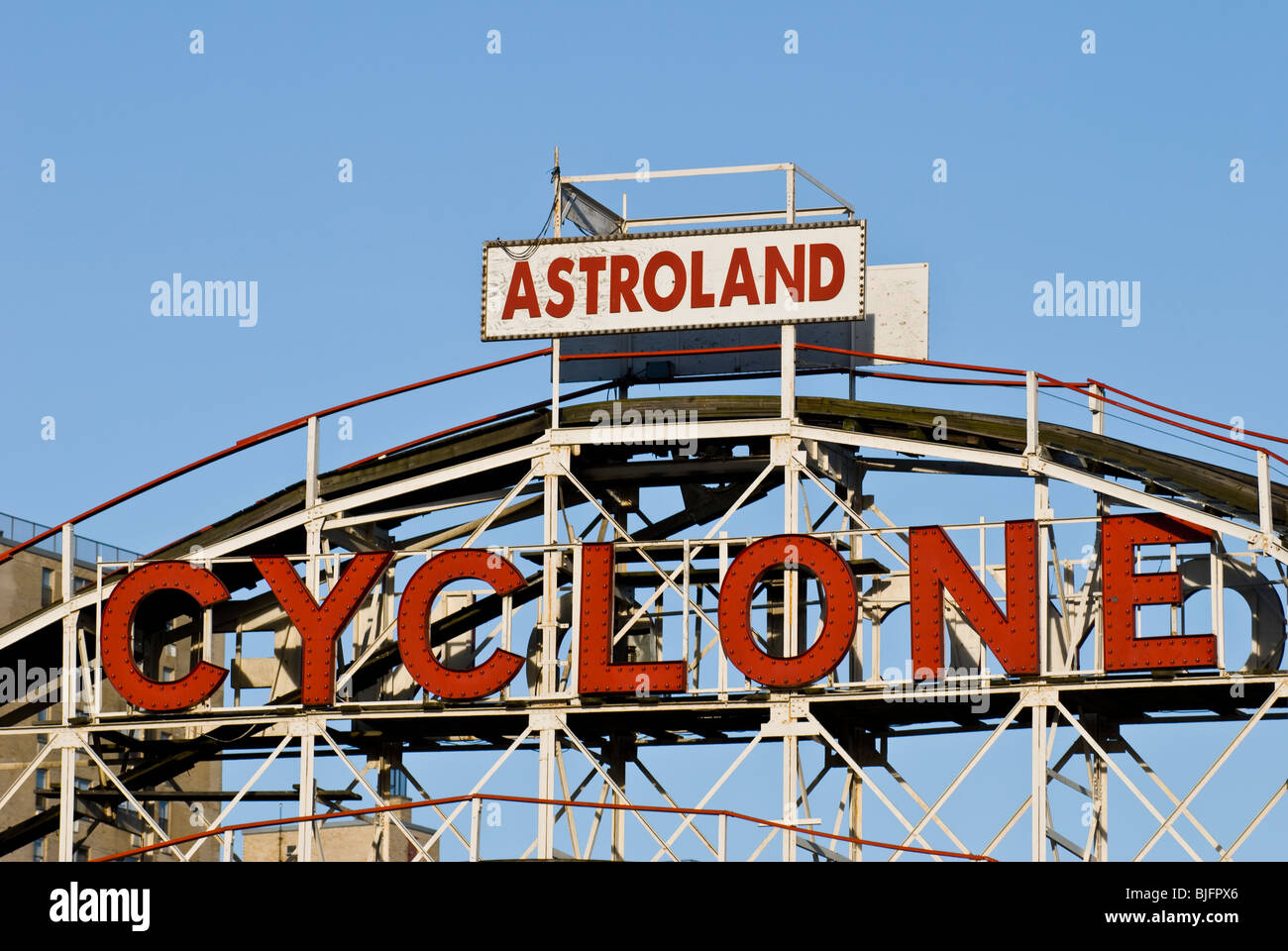 El ciclón Roller Coaster - Astroland en Coney Island, en Nueva York, septiembre de 2009 Foto de stock