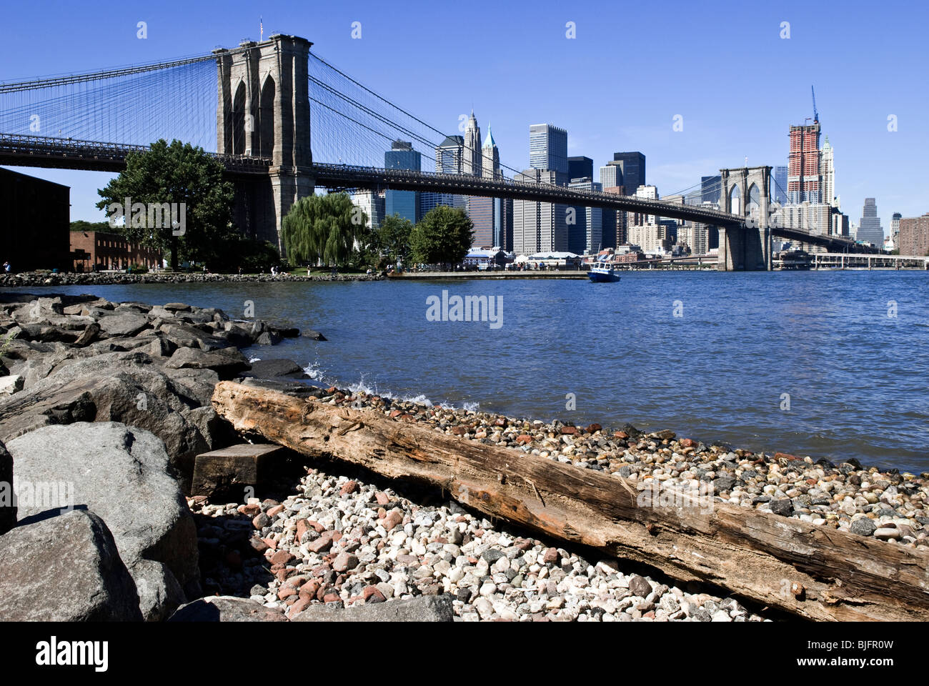 Panorama amplio paisaje shot de Puente de Brooklyn Nueva York con playa primer plano - Septiembre 2009 Foto de stock