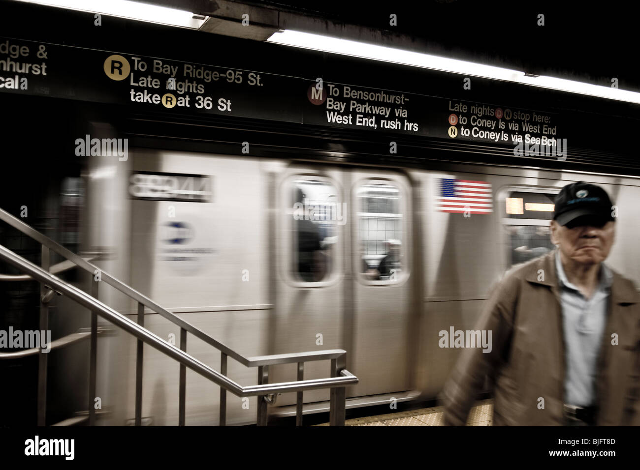 La estación de metro y tren en movimiento a los pasajeros de edad avanzada - New York City - Septiembre 2009 Foto de stock