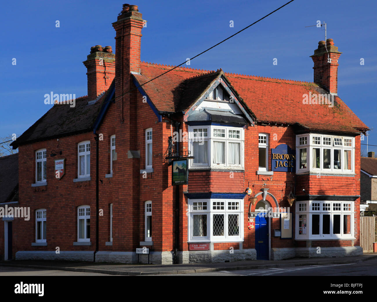 Brown Jack pub victoriano típico edificio de ladrillo rojo en la aldea de Wiltshire Wroughton Foto de stock