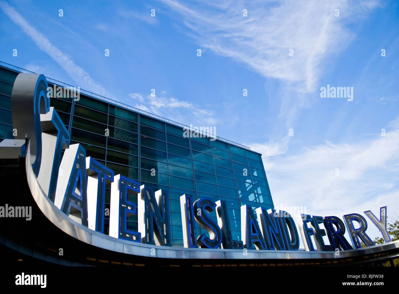 Vista en perspectiva de la Terminal de Ferry de Staten Island, Manhattan, Nueva York, EE.UU. Foto de stock